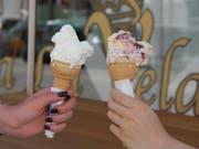 In der Gelateria La Vela probieren wir die Sorten Vanille (links) und die Eigenkreation «La Vela». (Bild: Linda Müntener)