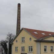 Der Industriekamin und das gelbe Gebäude an der Churerstrasse bleiben bestehen. (Bild:jor)