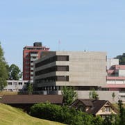 Wie lange der Neubau des Spitals Wattwil noch als solcher dient, bleibt trotz der Bewilligung des Übergangskredits noch offen. (Bild: Martin Knoepfel)