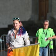 Die Streckenposten zeigen mit der gelben Flagge den Fahrern nötigenfalls Gefahren an. (Bild: Bergrennen Hemberg 2018)