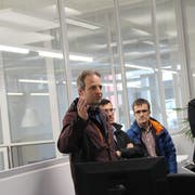 Marcel Widmer führte die Mitglieder der ART durch die Räume der Firma AVM in der ehemaligen Spinnerei Dietfurt. (Bild: Martin Knoepfel)