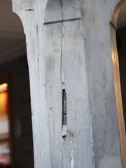 Spalt in einer hölzernen Säule. (Bild: Martin Knoepfel)