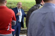 Beat Tinner, Wartauer Gemeindepräsident, erzählt von der Geschichte des Schulhauses Feld und freut sich auf das 16,8 Millionen Franken-Projekt in Azmoos. (Bild: Jessica Nigg)