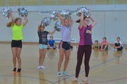 In der Turnhalle trainiert die eine Mädchengruppe ihren Cheerdance ein, den sie am Freitag den Eltern vorführen. Die andere Gruppe schaut zu. (Bild: Mario Testa)