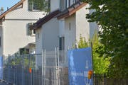 Die Zäune stehen, der Bagger kann kommen. Doch Weinfelder Parlamentarier halten dies für eine verfrühte Handlung. (Bild: Mario Testa)