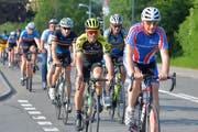 Bei der Besichtigung der Strecke - hier kurz nach dem Start in Weinfelden - fährt auch Radprofi Michael Albasini (gelber Dress) mit. (Bild: Mario Testa)