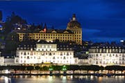 Das Hauptgebäude der Suva in Luzern (über dem Hotel Schweizerhof). (Bild: Eveline Beerkircher)