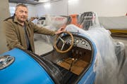 Peter Hürlimann mit einem blauen Citroën B2 Baujahr 1924. (Bild: Hanspeter Schiess)