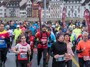 Läuferinnen und Läufer sind unterwegs am Swiss City Marathon 2018. (Bild: Boris Bürgisser, Luzern, 28. Oktober 2019)