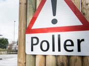 Ein Verkehrsschild warnt vor einem versenkbaren Poller. (Bild: Andrea Stalder)