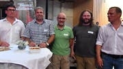 Kommandant Andreas Bösch und Vizekommandant Adrian Salvisberg flankieren die drei Feuerwehrmänner des Jahres 2018: Hansjakob Laib, Martin Egli und Peter Burkhalter. (Biöd: Manuel Nagel)