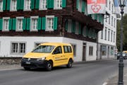 Vom Dorfplatz in Richtung Alter Postplatz soll künftig Einbahnverkehr herrschen, versuchseweise. (Bild: Boris Bürgisser, Stans, 9. Mai 2019=)