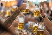 Biertrinker am Konstanzer Oktoberfest. (Bild: Reto Martin - 28. September 2018)