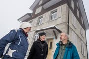 Das Team der Villa Kunterbunt: Tanja Niggel (links), Barbara Zürcher und Bebbi Imhof vor dem Schulgebäude in Obbürgen. (Bild: Pius Amrein, 6. Februar 2019)