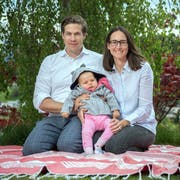 Mario und Alexandra Schenkel mit ihrer Tochter Valeria daheim im Garten – am Freitag startete das Crowdfunding «Rette Valeria». (Bild: Pius Amrein, Horw, 25. April 2019)