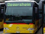 Das Postauto nimmt Fahrt auf: An Werktagen wird der Fahrplan morgens und abends verdichtet. (Bild: PD)