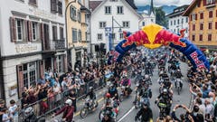 Los gehts: In Sarnen starteten am Samstag gegen 1200 Töfflifahrer zum Red Bull Alpenbrevet. Die rund 100 Kilometer lange Rundfahrt führte bis nach Sörenberg und zurück. (Bild: Romina Amato/Red Bull Content Pool, Sarnen, 21. Juli 2018)
