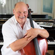 Die Leidenschaft für die Musik ist Martin Bauer anzusehen. Dabei ist das Cello seit dem Tag, als er es zum ersten Mal in einem Musikgeschäft gesehen hat, sein Lieblingsinstrument. (Bild: Ralph Ribi)