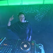 DJ Tatana legt im «Stage 8580» Platten auf. (Bild: Manuel Nagel)