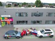 An der Rückwand des Autoviva-Bürogebäudes wird der grosse Bildschirm aufgestellt. Reto Lüthi (ganz rechts) und sein Team freuen sich auf möglichst viele Besucher, welche ihre Teams lautstark und friedlich unterstützen werden. (Bild: Manuel Nagel)