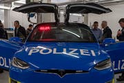 Ein Tesla X 100D, Bestandteil der erneuerten Flotte der Alarmpikett-Fahrzeuge der Kantonspolizei Basel-Stadt. (Bild: KEYSTONE/Georgios Kefalas, 6. Dezember 2018)