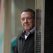 Mario Conca beim Eingang zur Dienststelle Raum und Wirtschaft an der Murbacherstrasse in Luzern. (Bild: Corinne Glanzmann, 8. November 2019)