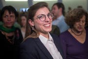 Franziska Ryser (Grüne) freut sich über ihre Wahl in den Nationalrat, im Pfalzkeller in St. Gallen. (Bild: Benjamin Manser)