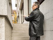 Urs Hähni, Fachberater hindernisfreies Bauen bei Pro Infirmis, vermisst die Treppe bei der Hauptpost in Frauenfeld. (Bild: Reto Martin, 8. November 2018)