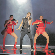 Luca Hänni singt während einer Probe in Tel Aviv. (Bild: Sebastian Scheiner/AP, 14. Mai 2019)