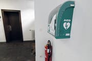 Defibrillator in einem öffentlichen Gebäude. Das Gerät kann durch gezielte Stromstöße Herzrhythmusstörungen beenden und so Leben retten. (Bild: PD)