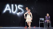 "Du wirst meiner Liebe nicht entgehen" - Oskar (Nils Torpus) wartet auf seine Marianne (Anna Blumer).