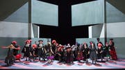 Szene aus "La forza del destino" am Opernhaus Zürich mit dem Opernchor. (Bild: Monika Rittershaus)