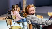 Szenenbild aus "Versetzung" am Theater St. Gallen mit Seraphina Schweiger und Stefan Schönholzer. (Bild: Tanja Dorendorf)