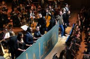 Festszene aus Mozarts «Don Giovanni» im Konzertsaal des KKL unter der Leitung von Teodor Currentzis (Mitte). (Bild: Peter Fischli/LF)