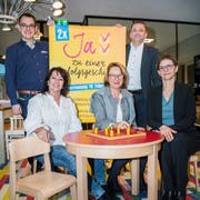 Die Kerngruppe des Komitees «Ja zur Schule mit Tagestruktur» informierte im «Trösch»: Stephan Marty, Pia Donati, Edith Wohlfender, Attila Wohlrab und Ruth Faller. Auch dabei ist Ramona Zülle. (Bild: Andrea Stalder)