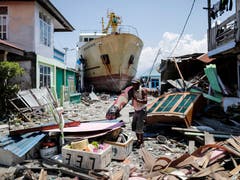 Nach den Erdbeben und dem Tsunami in Indonesien fehlt es vielen Menschen auf der Insel Sulawesi weiterhin am Nötigsten – mehr als 70000 sollen ihre Unterkunft verloren haben. Das ganze Ausmass der Katastrophe mit mehr als 1400 Toten ist weiterhin noch nicht abzusehen. Bild: Mast Irham/EPA