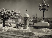 Schätzungsweise ein halber Meter Schnee türmt sich in Luzern auf diesem undatierten Bild. Doch die Stadt in einem weissen Kleid wird zu einem immer selteneren Anblick. (Bild: ETH Bibliothek ZH)