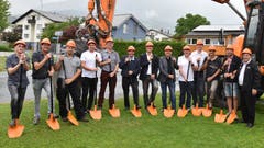8. Juni: Bei der Trafostation Unterdorf in Grabs versammeln sich alle Beteiligten am Bau des Glasfasernetzes in der Gemeinde zum Spatenstich. 9,5 Millionen Franken wird dieser Ausbau kosten. (Bild: Thomas Schwizer)