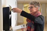 Claudia Wussow leert den Briefkasten, in den die Patienten die Rückmeldeformulare einwerfen. (Bild: Timon Kobelt)
