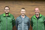 Roman Mutti, Guido Thoma und Thomas Mutti (von links) vor der Garage, welche Thoma früher als Werkstatt diente. (Bild: Michael Hehli)