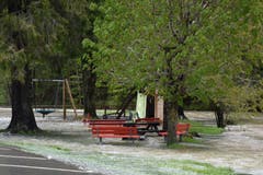 Dieser Spielplatz in Alt St.Johann wird so schnell nicht benützt werden. (Bild: Timon Kobelt)
