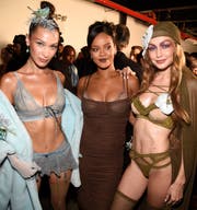 Popsängerin Rihanna, flankiert von den Models Bella (links) und Gigi Hadid, anlässlich der Präsentation ihrer neuen Lingerie-Kollektion. Auch Rihanna trägt Stickerei von Forster Rohner. (Bild: Kevin Mazur/Getty (New York, 12. September 2018))