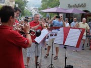 Mit einem swingenden «Come Fly With Me» unterhält das Trompeten-Register der Stadtmusik beim «Scharfen Eck». (Bild: Stefan Hilzinger)