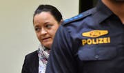 Beate Zschäpe am Oberlandesgericht München. Heute Mittwoch fällt das Urteil gegen die 43-jährige Hauptangeklagte und vier weitere Unterstützer des NSU. (Jörg Koch/EPA, 3. Juli 2018)