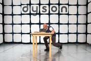 Ein Dyson-Mitarbeiter testet einen Roboterstaubsauger. Bild: Simon Dawson/Bloomberg (Malmesbury, 5. Oktober 2016)