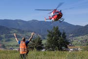   The Rega rescue helicopter landing at Unterägeri. (Image: PD / Zug Police (July 27, 2018)) 