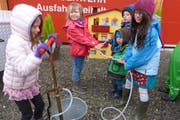 Die Nachwuchsfeuerwehrleute üben bereits....