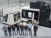 Die VDL-Mitarbeiter freuen sich über das neue Maschinen-Center: (von links) Peter Bärtsch, Reto Rüttimann, Michael Blaas, Reto Zimmermann, Michael Bollhalder, Baha Akyel, John Piggen (CEO) und Daniel Kohler. (Bild: Katharina Rutz)