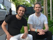 Luc Oggier (links) und Lorenz Häberli traten am Freitag zusammen mit Reggae-Sänger Dodo im Casino Herisau auf. Die beiden - besser bekannt als Lo & Leduc - arbeiteten an Dodos neuem Album Pfingstweid mit. (Bild: Miranda Diggelmann)