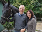 Sascha und Karin Stauffer mit Ausbildungspferd «Donaustern». (Bild: Monika Wick)
